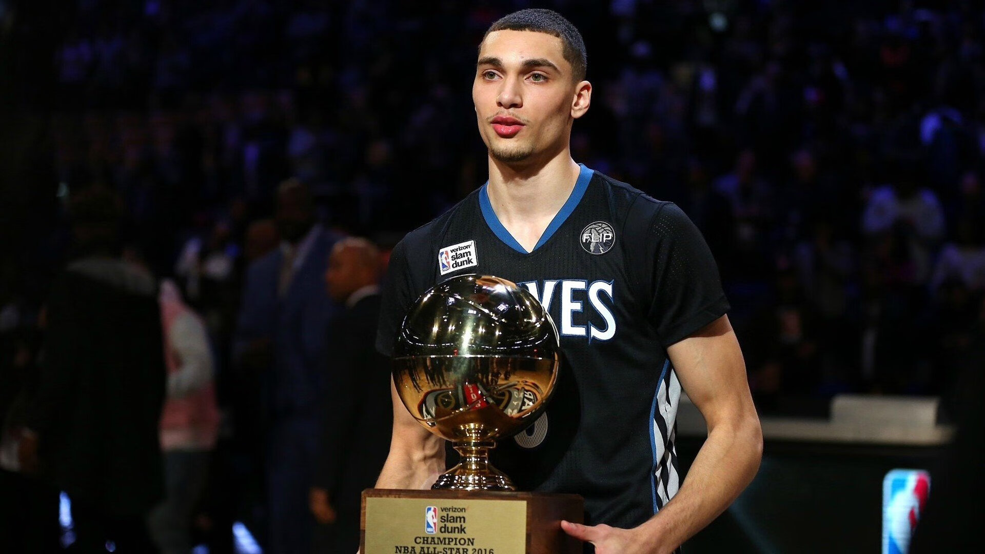 开云下载-乔治主宰比赛走向,湖人生死战取胜灰熊